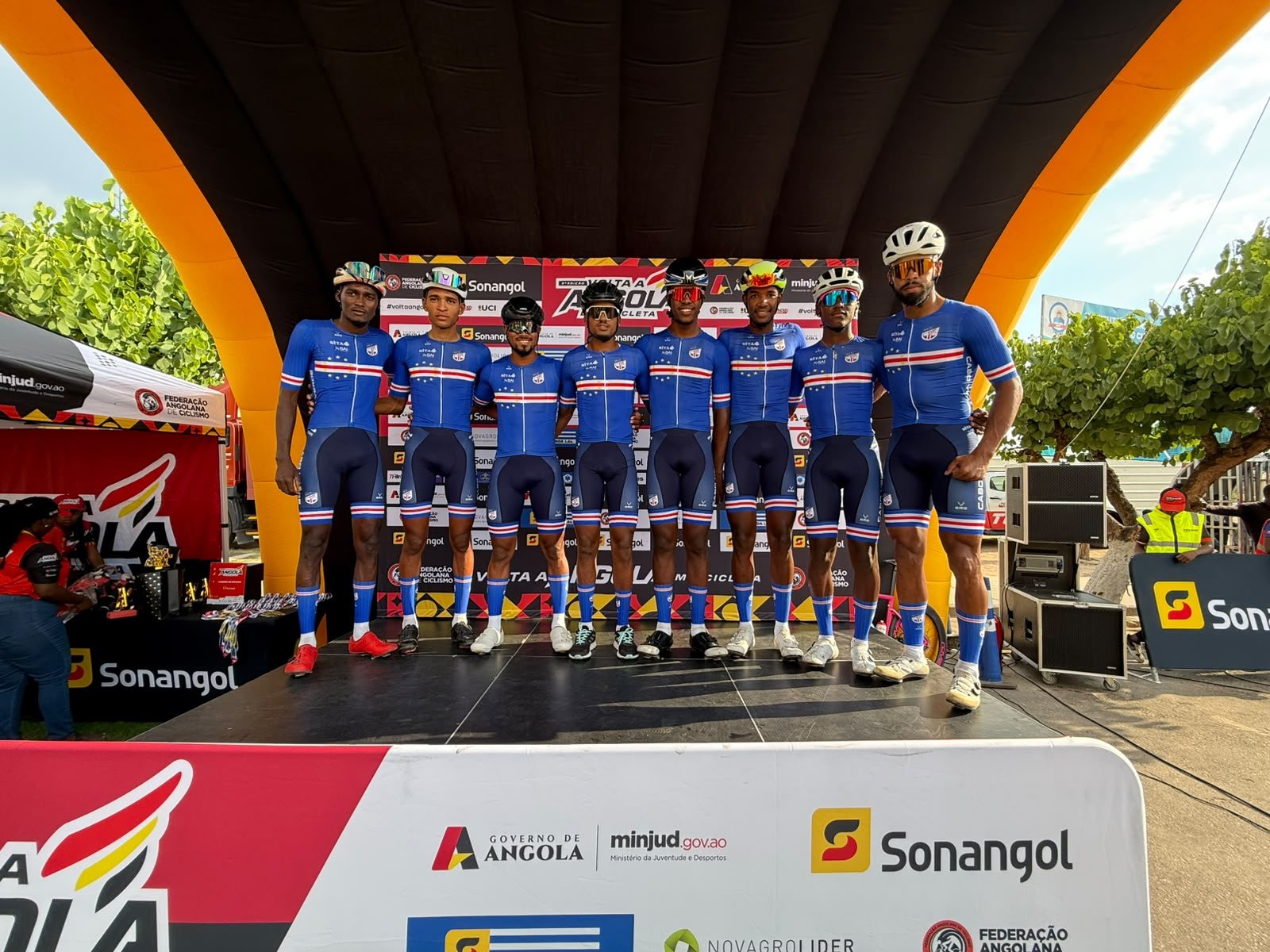 Os oito atletas da selecção nacional de Cabo Verde na apresentação das equipas da Volta a Angola