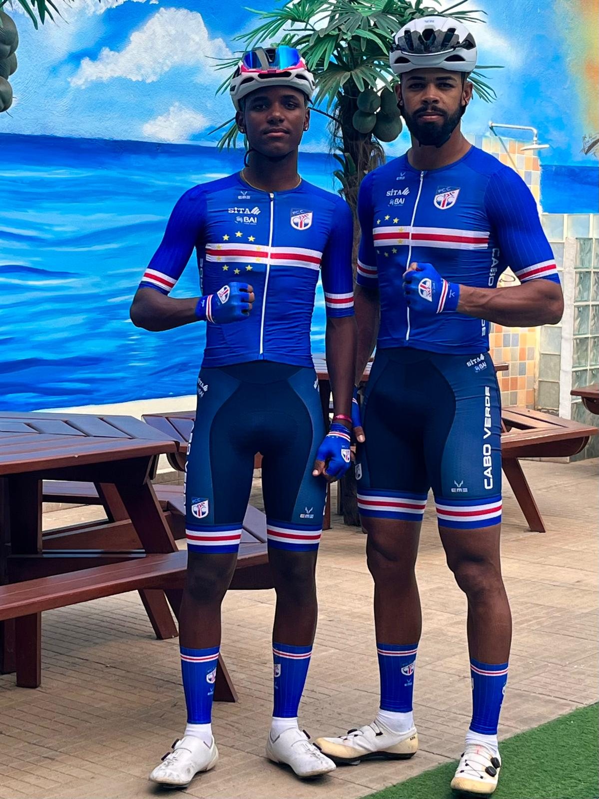 Dois atletas da selecção com o equipamento oficial da Federação