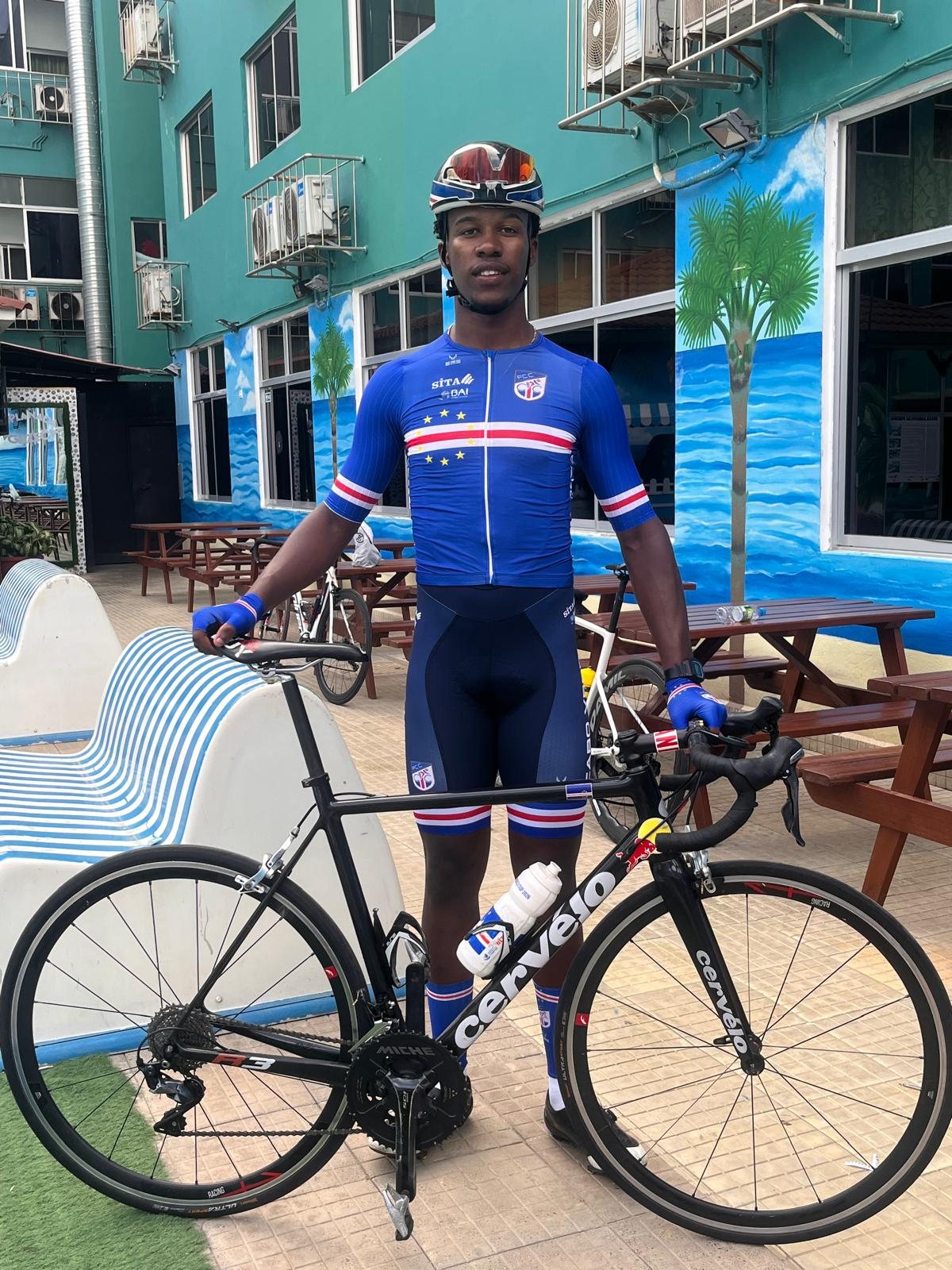 Atleta da selecção com o equipamento oficial e a bicicleta de prova